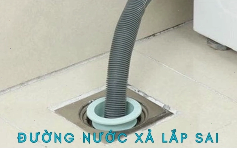 Ống thoát nước máy giặt Toshiba lắp đặt sai vị trí