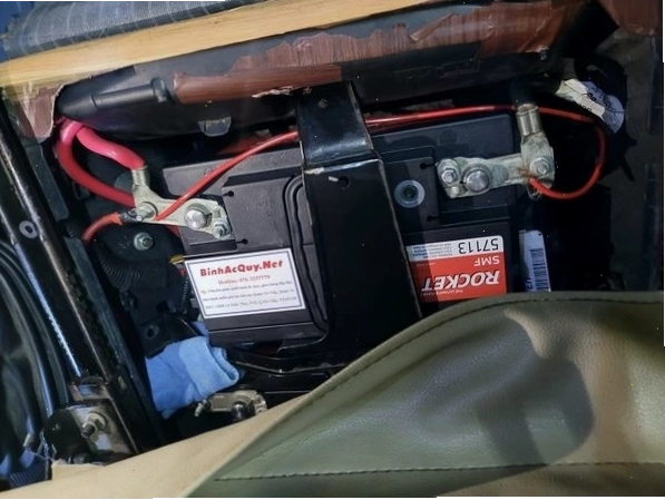 Quá trình thay ắc quy xe Ford Transit chuyên nghiệp