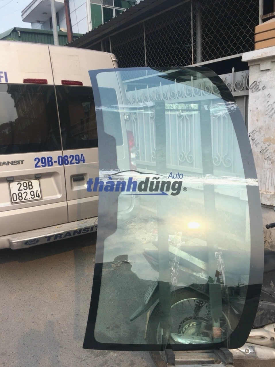 Quy trình thay kính chắn gió Ford Transit chuyên nghiệp