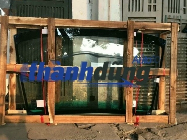 Quy trình thay kính chắn gió Mitsubishi Pajero chuyên nghiệp và an toàn