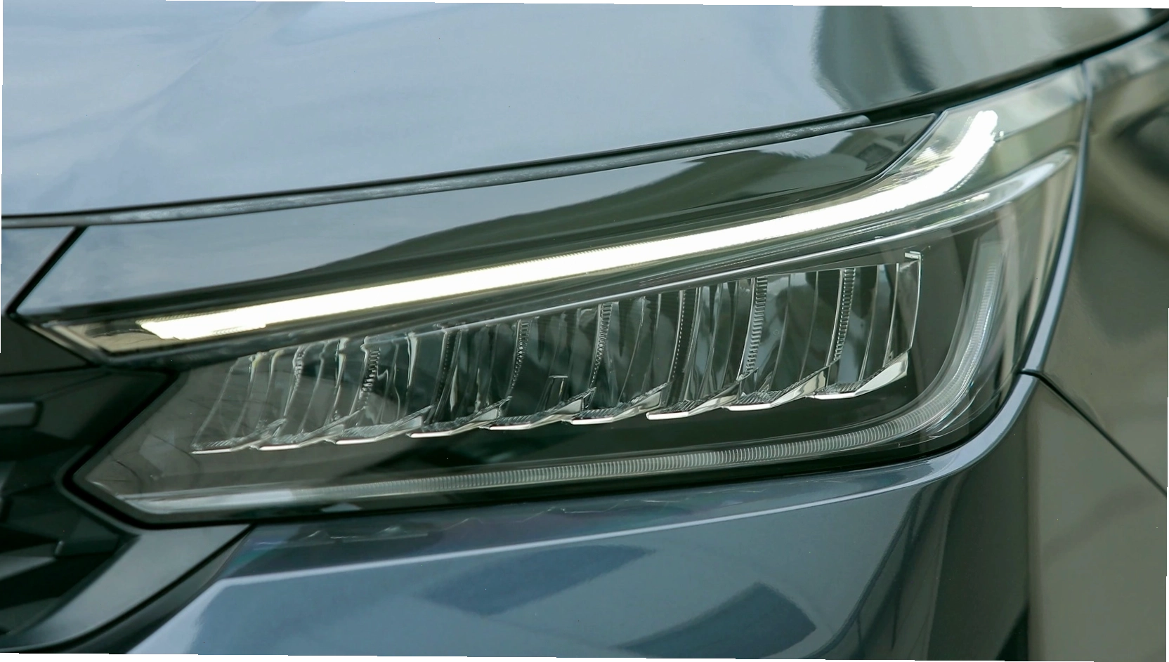Quy trình thay thế đèn pha xe máy Honda