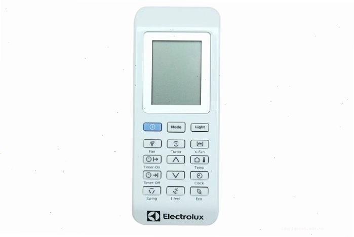 Remote điều hòa Electrolux được cầm trên tay