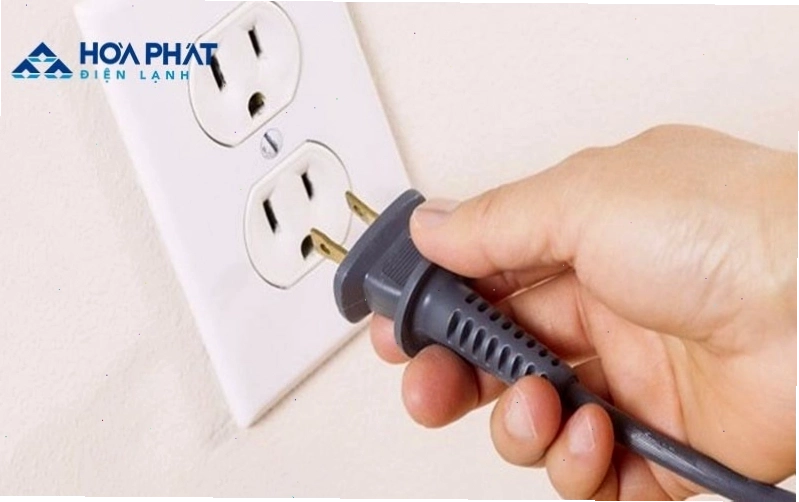 Rút điện trước khi kiểm tra ổ cắm tủ lạnh Aqua