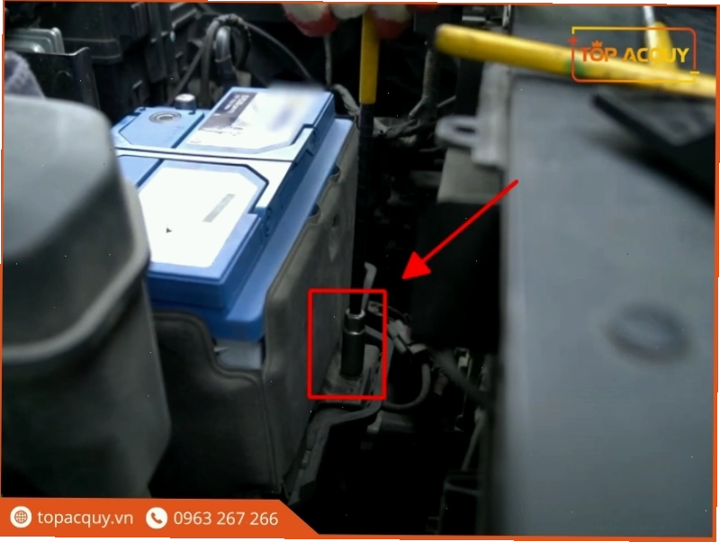So sánh ắc quy nước và ắc quy khô cho xe Hyundai