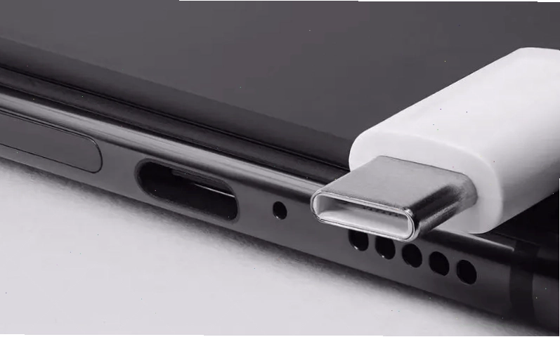 Sử dụng tăm bông để làm khô cổng sạc điện thoại Samsung