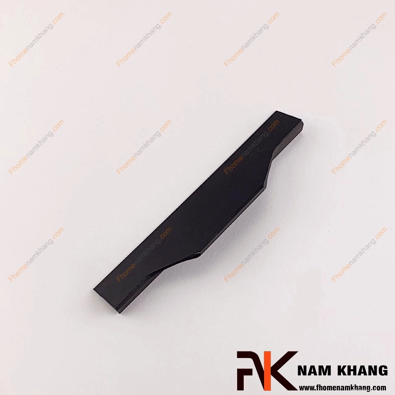 Tay nắm cửa tủ dạng thanh màu đen mờ NK369D-D
