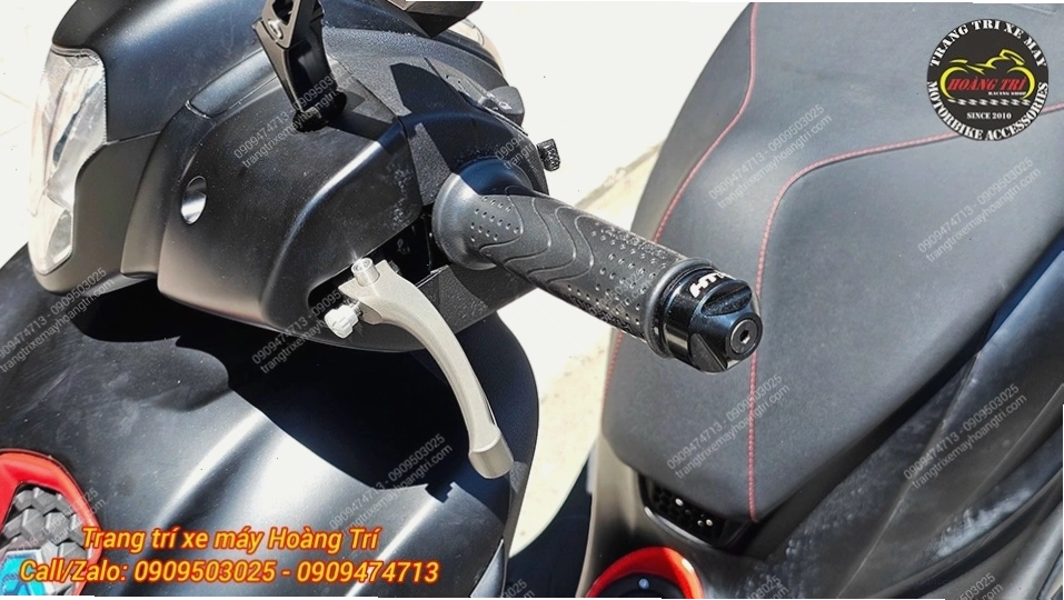 Tay thắng zin Piaggio Medley được thay bằng tay CNC màu xám