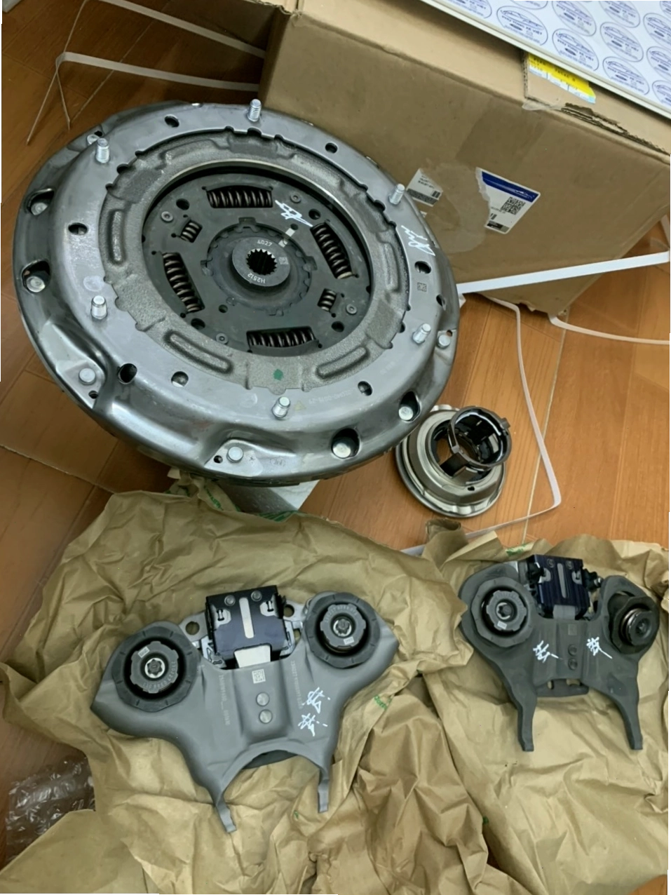 Tem mác và thông số trên bộ ly hợp Ford