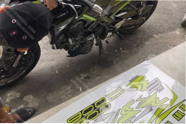 Tem rời xe Kawasaki Z900 màu xanh lá ấn tượng