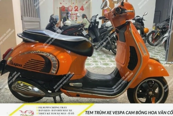 Tem trùm xe Vespa cam bóng hoa văn cổ điển sang trọng