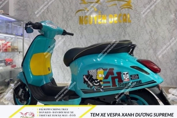 Tem xe Vespa xanh dương Supreme cá tính và nổi bật