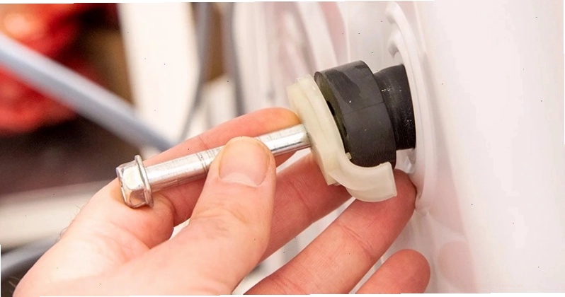 Tháo các ốc vít cố định phía sau máy giặt