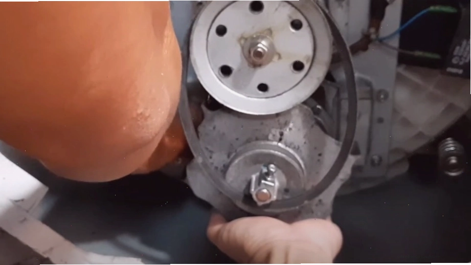 Tháo các ốc vít giữ bộ phận che chắn