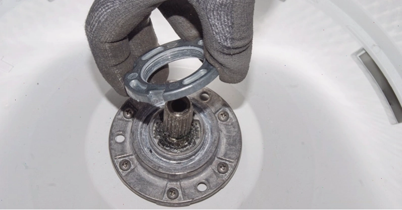 Tháo cánh quạt và giỏ vắt để tiếp cận các bộ phận bên trong