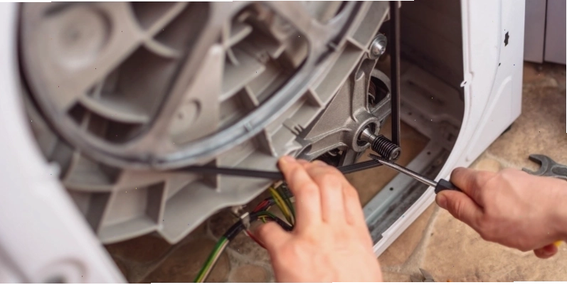 Tháo dây curoa cũ ra khỏi pulley