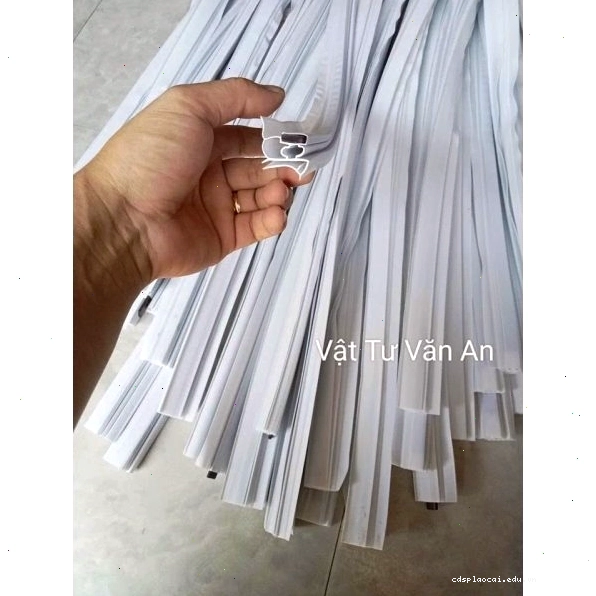 Tháo gioăng cũ và chuẩn bị lắp gioăng cửa tủ lạnh Sanyo mới