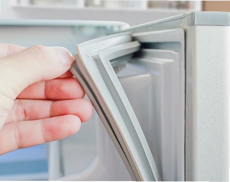 Tháo gioăng cửa tủ lạnh Aqua cũ khỏi cửa tủ