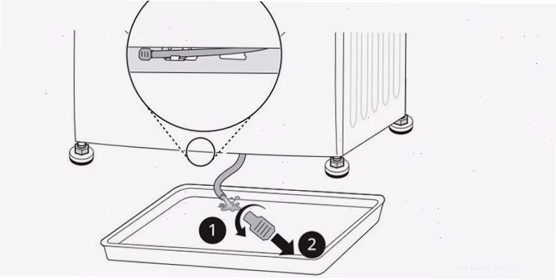 Tháo ống xả nước bên dưới thân bơm để vệ sinh