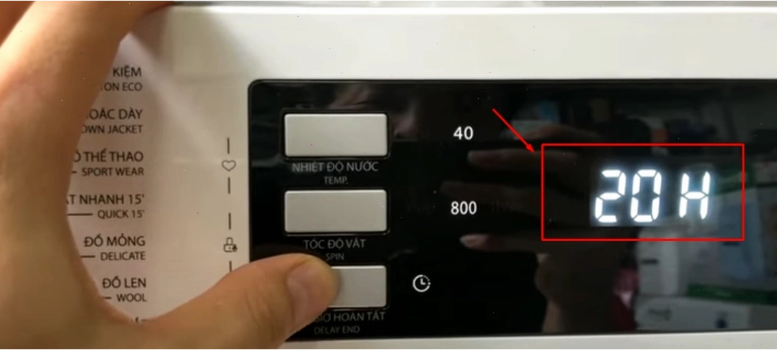 Thao tác hẹn giờ trên bảng điều khiển máy giặt Toshiba cửa ngang