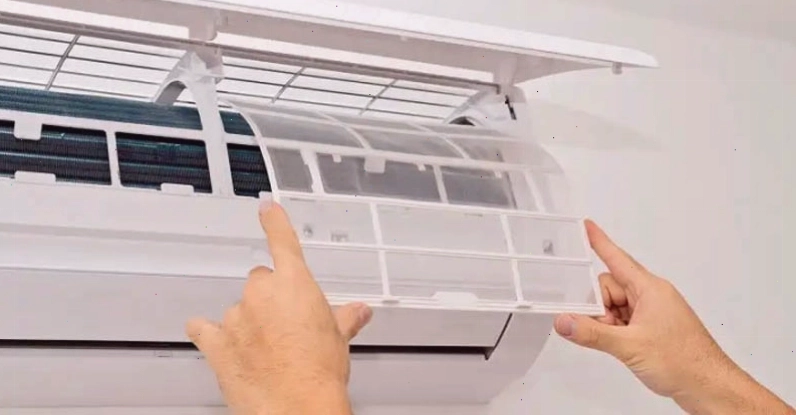 Thao tác rút lưới lọc khỏi vỏ máy lạnh