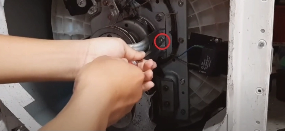 Tháo tấm chắn bảo vệ máy giặt