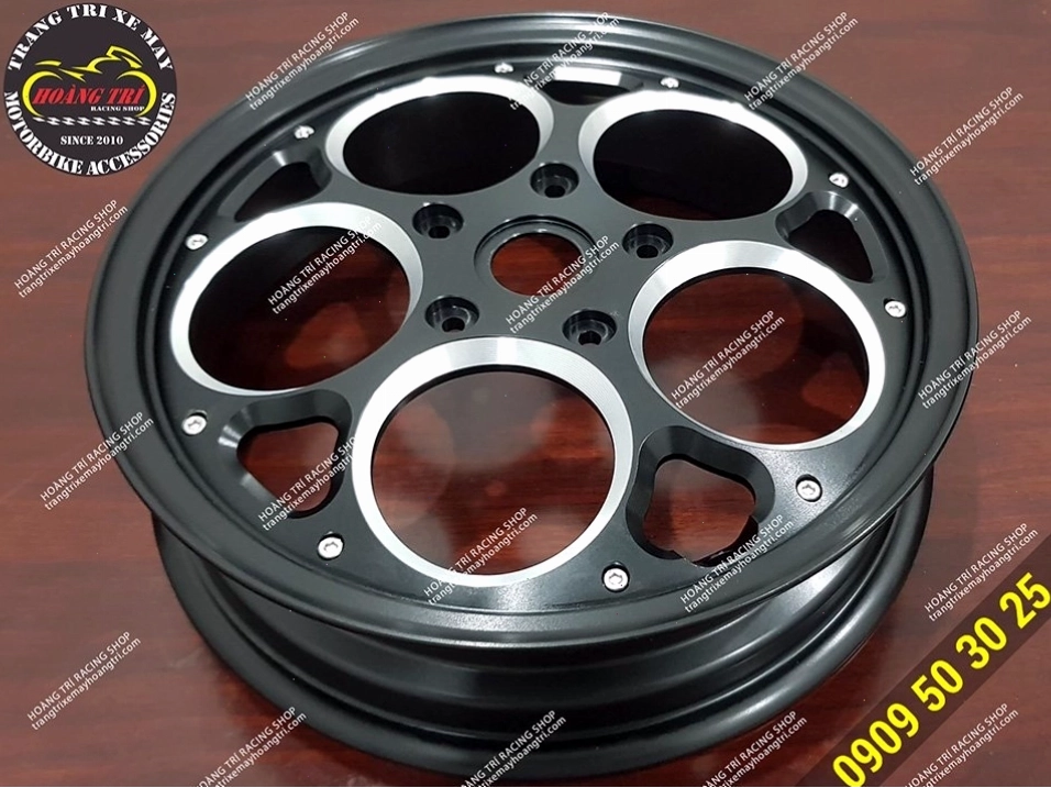 Thiết kế bánh mâm CNC màu trắng đen phù hợp với nhiều màu xe Vespa