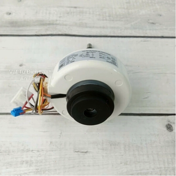Thợ kỹ thuật đang kiểm tra motor quạt dàn lạnh Samsung