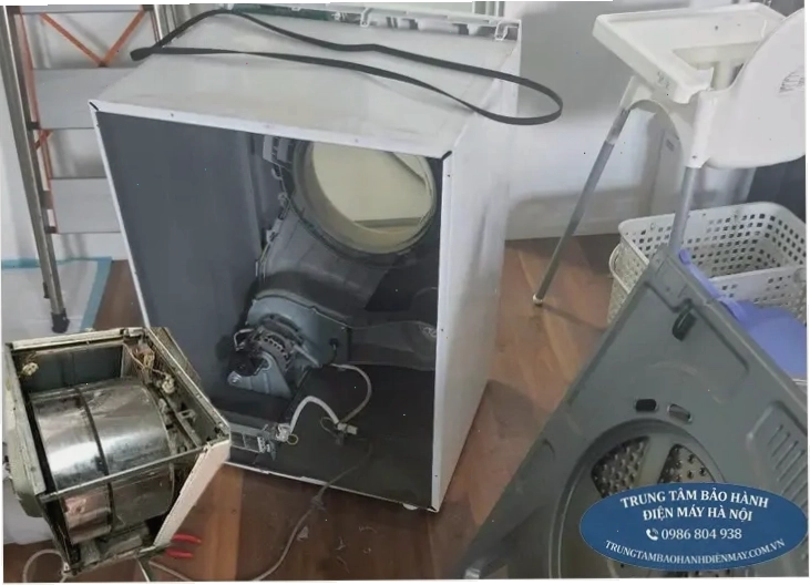 Thợ kỹ thuật thay dây curoa máy giặt Whirlpool chuyên nghiệp