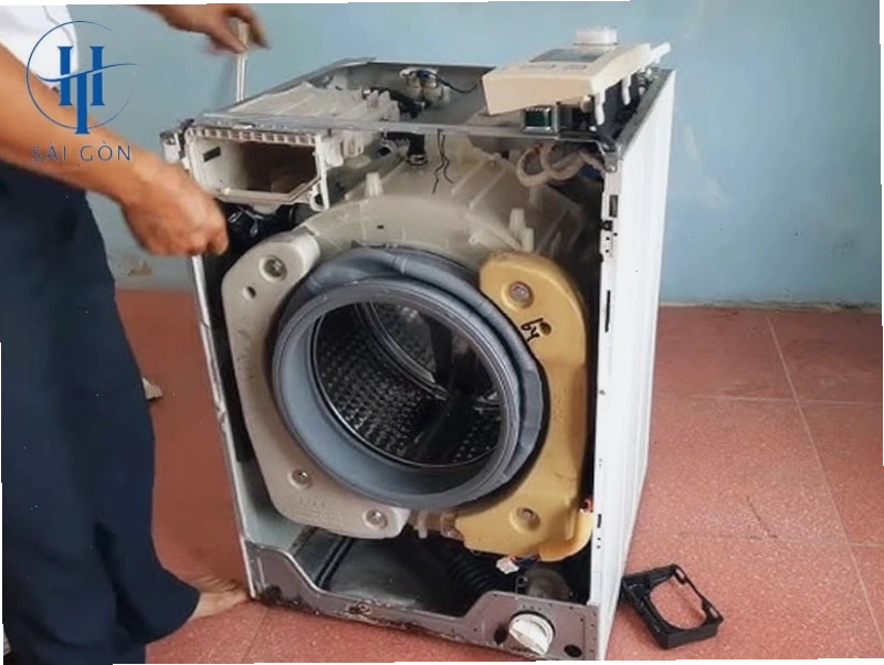 Thực hiện kiểm tra vòng bi máy giặt cũ để xác định hư hỏng