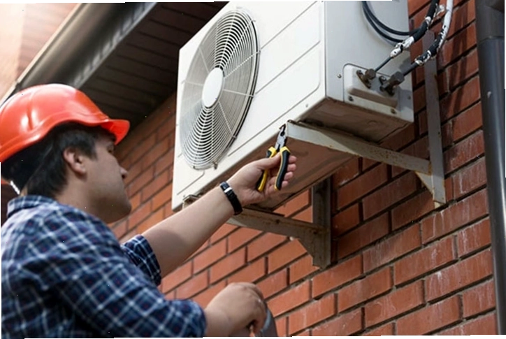 Tránh sự cố bật điều hòa quạt cục nóng không chạy bằng cách vệ sinh cánh quạt định kỳ mỗi 3 tháng/lần