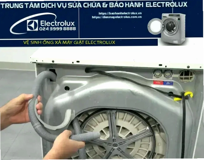 Vệ sinh bộ lọc bơm xả máy giặt Electrolux để khắc phục tình trạng không xả nước