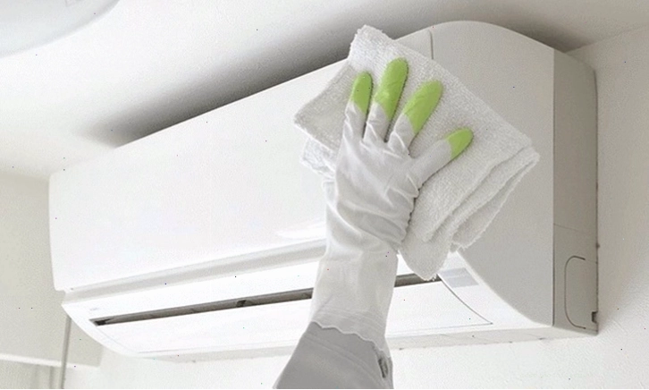 Vệ sinh vỏ ngoài của điều hòa Gree sau khi lắp đặt