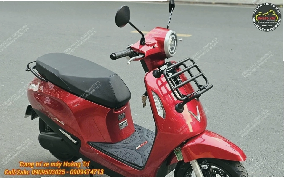 VinFast Evo Grand đỏ trang bị thảm để chân và baga trước
