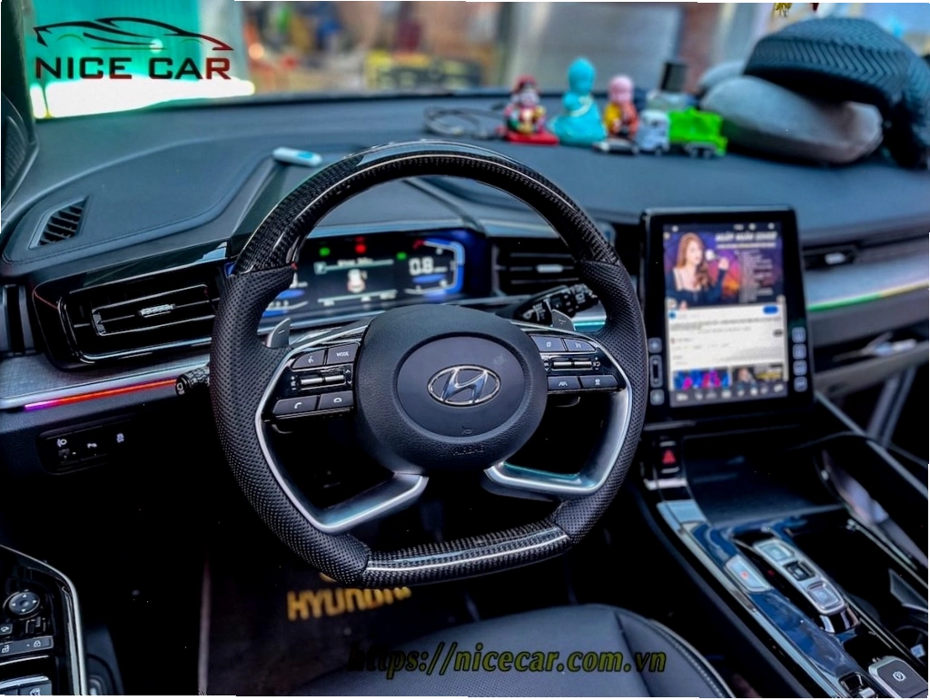 Vô lăng carbon được lắp đặt trên xe Hyundai
