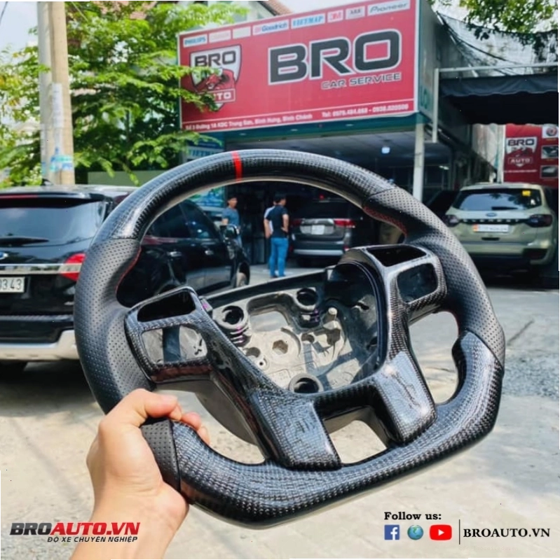 Vô lăng carbon Ford thể thao và sang trọng