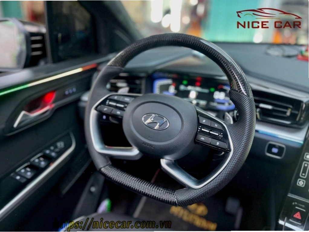 Vô lăng carbon thể thao lắp đặt trên xe Hyundai