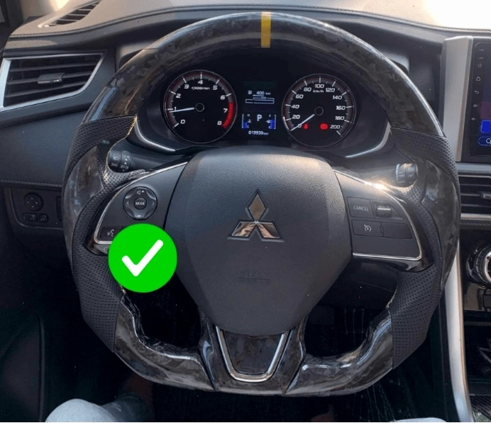 Vô lăng xe Mitsubishi Xpander độ kiểu D-cut và ốp Carbon