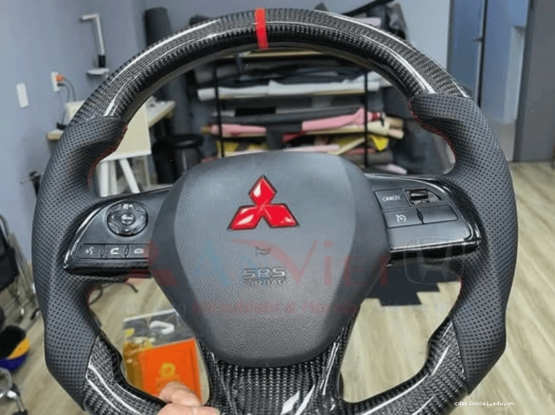 Vô lăng xe Mitsubishi Xpander độ ốp Carbon sang trọng