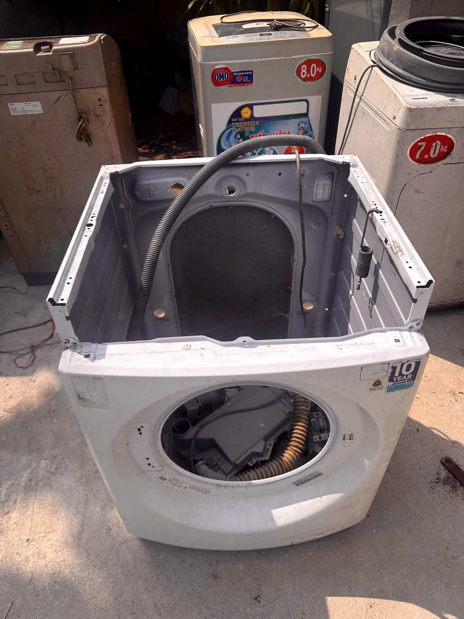 Vỏ thùng máy giặt Electrolux cửa trước EWF12942 là một bộ phận liên quan đến việc lắp đặt cửa kính