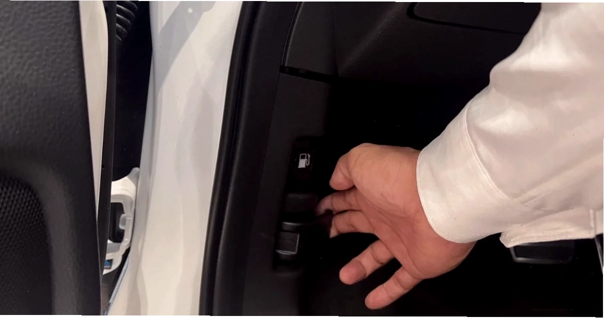 Xác định vị trí chốt mở nắp capo