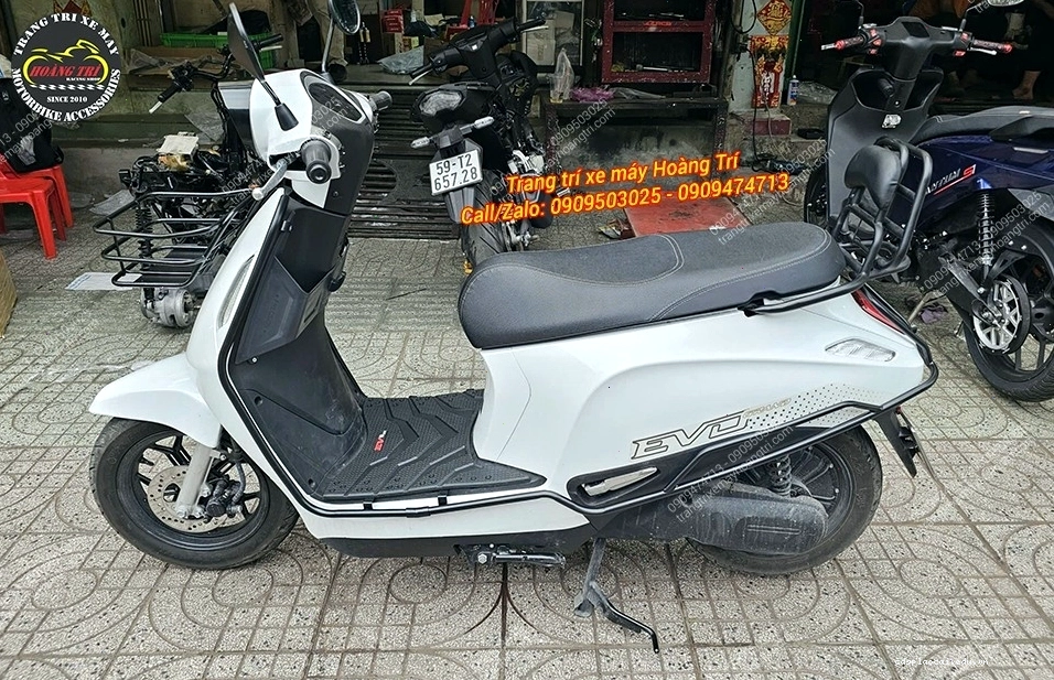 Xe máy điện VinFast EVO trang bị thảm để chân
