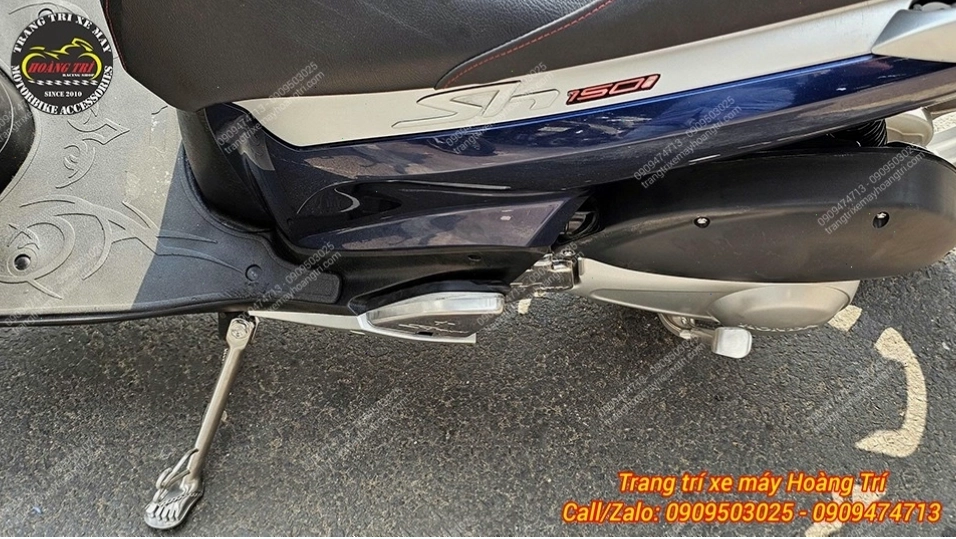 Xe Sh Ý với bộ chân chống zin được thay thế bằng bộ chân chống inox sáng bóng