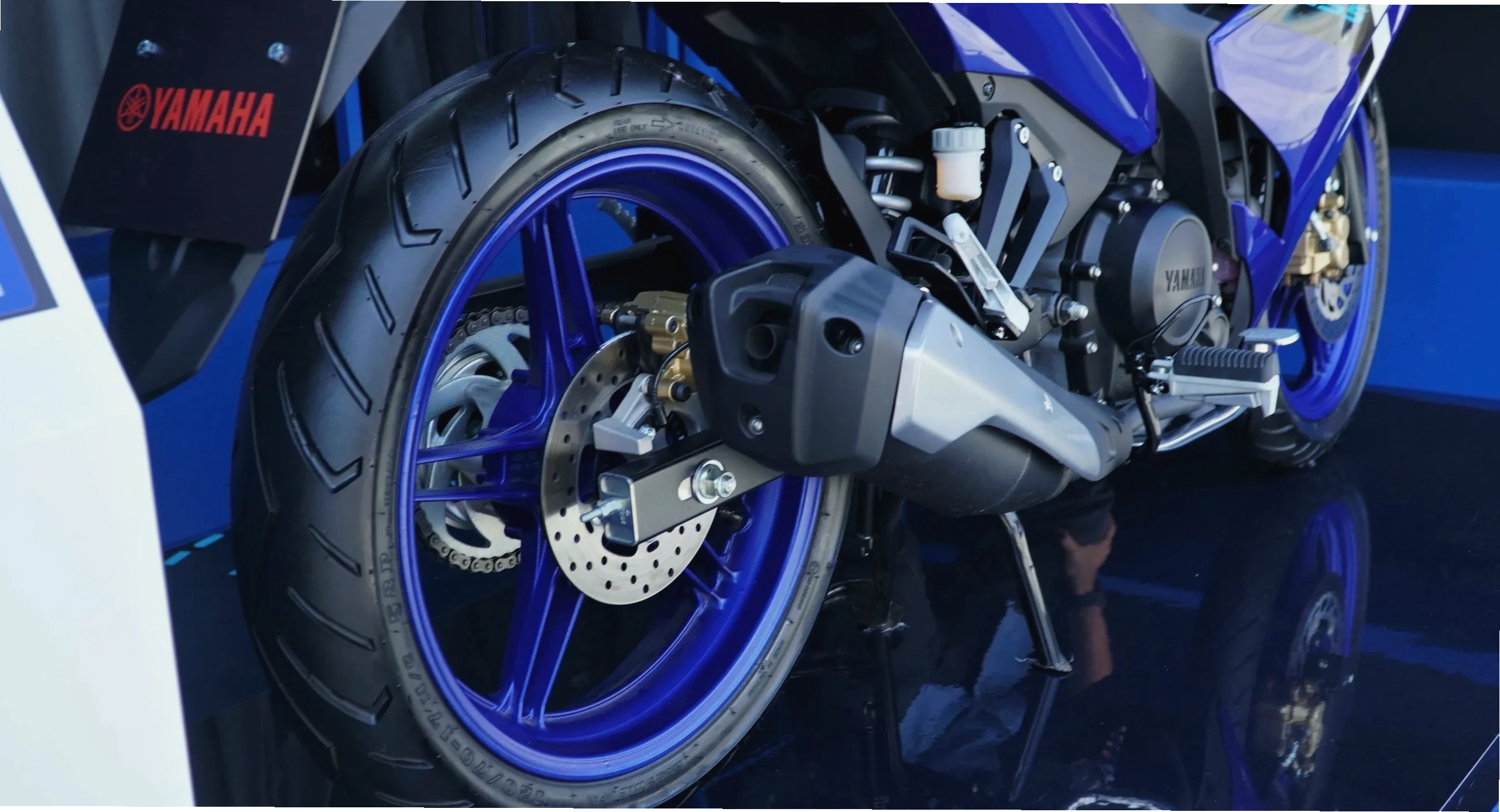 Xe Yamaha Exciter 155 VVA TCS trang bị phuộc trước thể thao